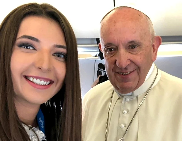Mădălina Iacob, alături de Papa Francisc în avionul care l-a adus la Bucureștifoto: arhivă personală
