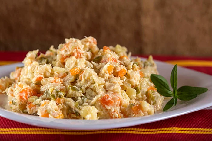 Salata de boeuf nu lipsește niciodată de pe masa de sărbători / foto: IStock
