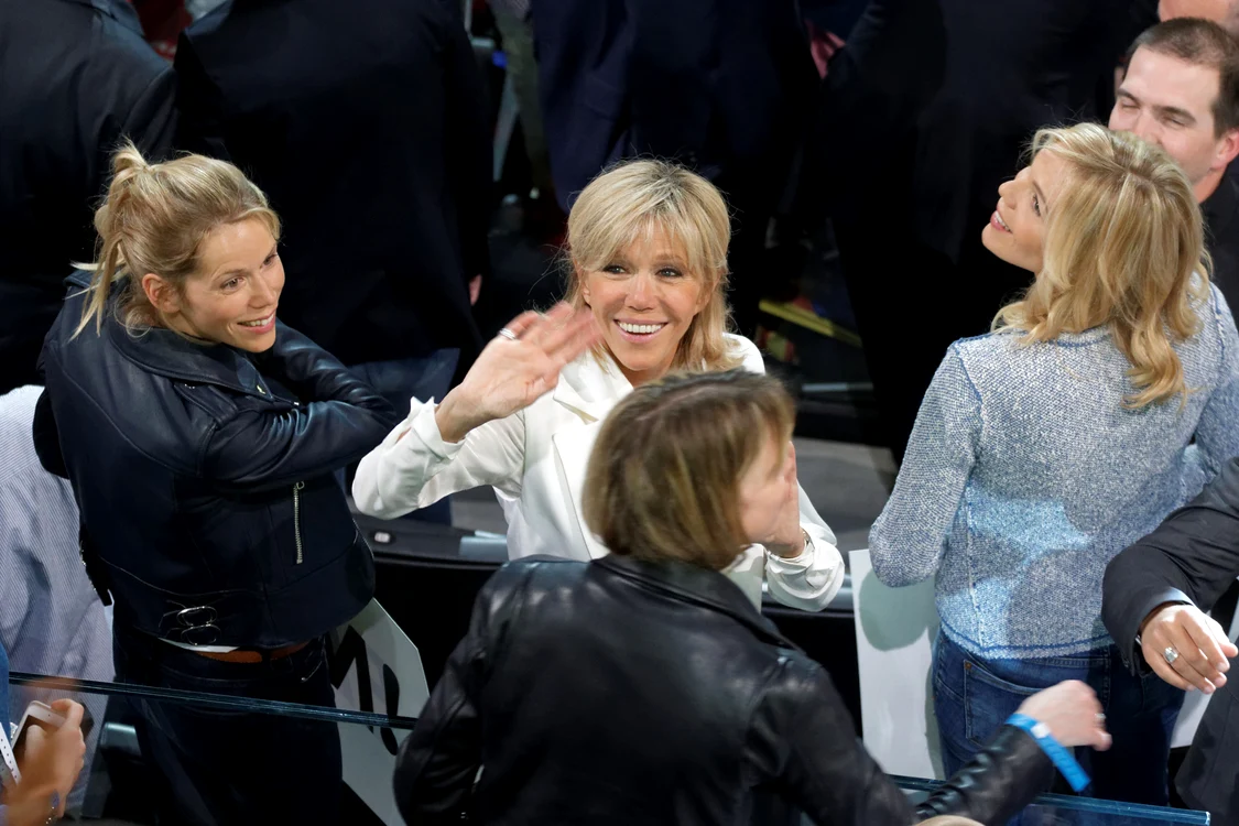 Brigitte Macron, alături de fiicele ei, Tiphaine (stânga) și Laurence (dreapta), în timpul campaniei pentru alegerile prezidențiale