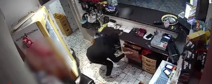 Hoțul a fost înregistrat când fură banii dintr-un sertar FOTO captură video Facebook