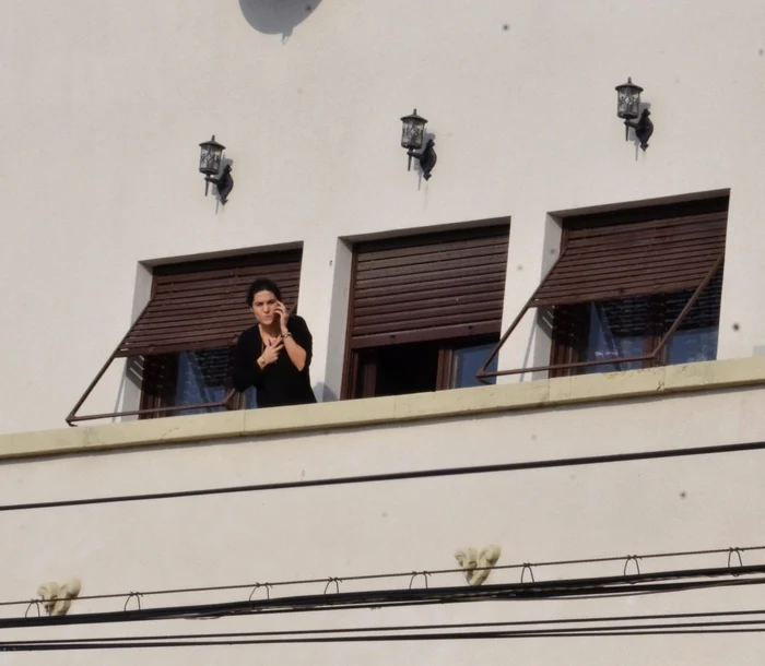 Dana Nicolaescu, surprinsă ieri în balconul vilei din strada Zambaccian FOTO: Alexandru Muscalu Pappics
