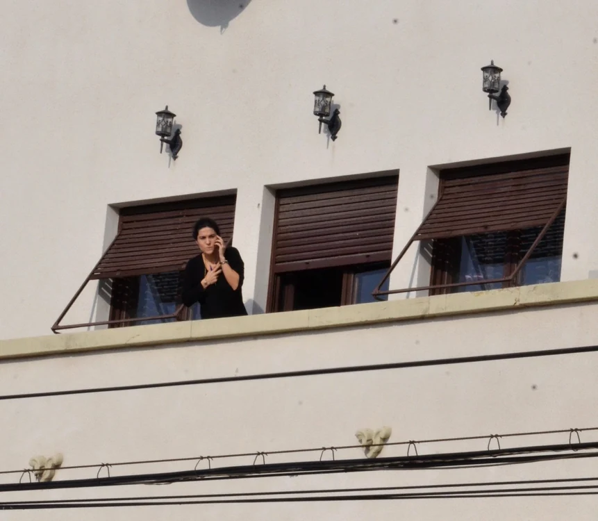 Dana Nicolaescu, surprinsă ieri în balconul vilei din strada Zambaccian  FOTO: Alexandru Muscalu Pappics