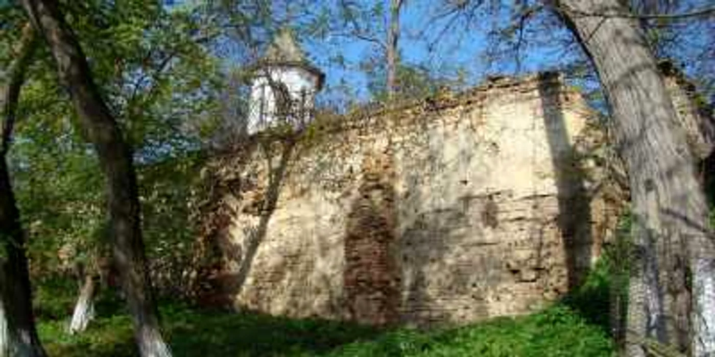 Zidurile nerenovate ale Ansamblului Mareș Băjescu