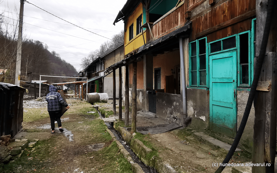 Colonia Aninoasa din Hunedoara, evacuată de frica seismelor. Blocurile au fost afectate de cutremurele din Gorj 