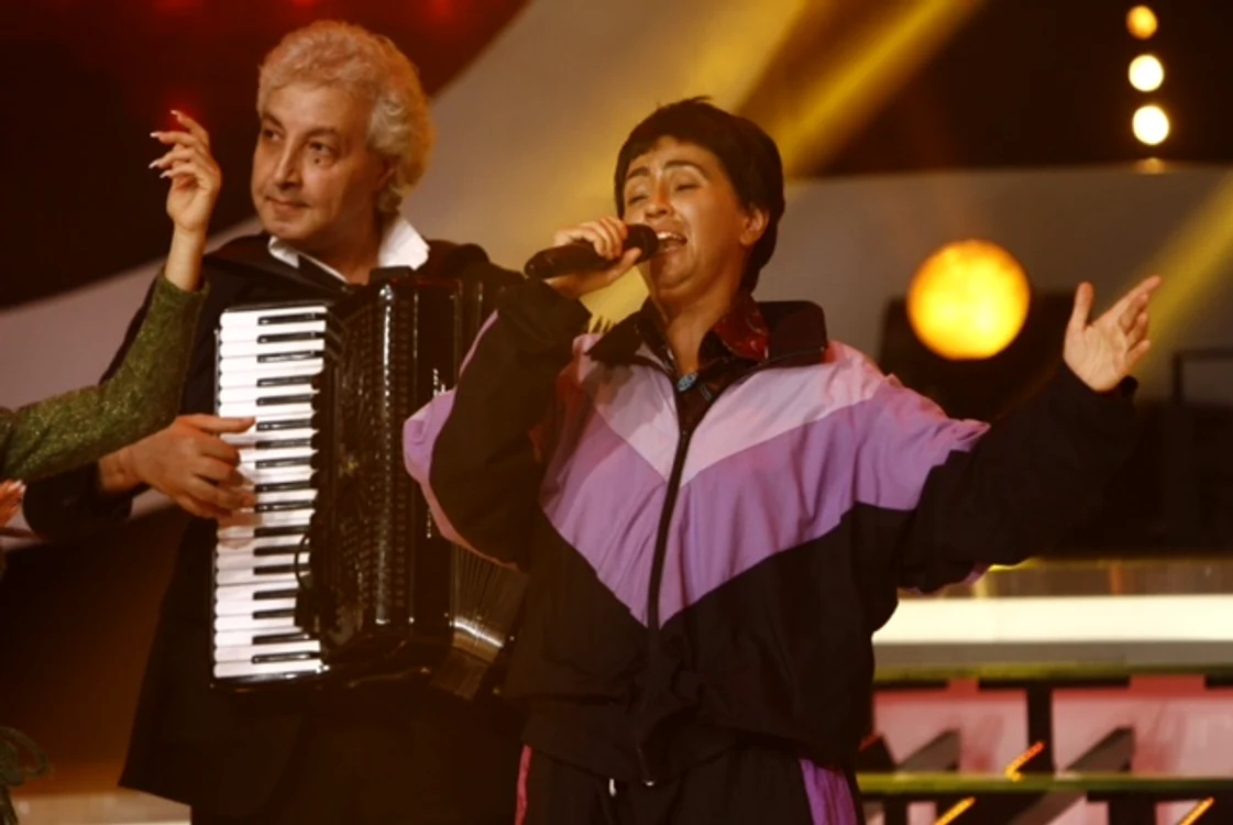 
    Rona îl imită pe Adi Minune, la "Te cunosc de undeva"  