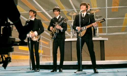 Formația The Beatles cântă la „The Ed Sullivan Show”, în februarie 1964. Fotografie de Bernard Gotfryd (© Library of Congress)