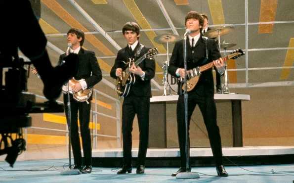 Formația The Beatles cântă la „The Ed Sullivan Show”, în februarie 1964. Fotografie de Bernard Gotfryd (© Library of Congress)