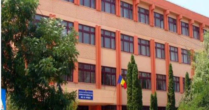 Trei buletine de vot tipărite greşit au fost anulate la secţia 37 din Piteşti