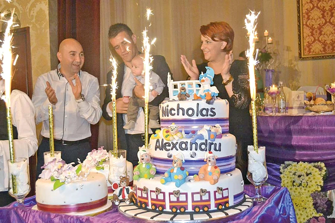 
    SâMBĂTĂ- Mihai şi Gabriela l-au botezat pe  micuţul Nicholas  Alexandru. Ei  mai au o fetiţă  
