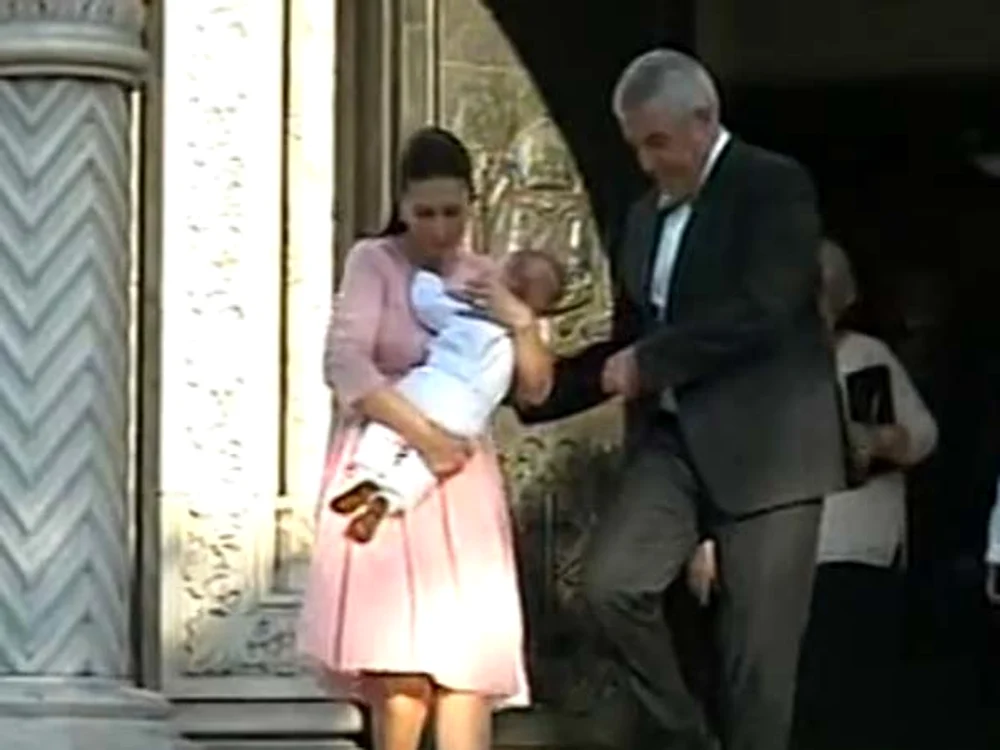Călin Popescu Tăriceanu şi-a creştinat cel de-al treilea băiat Foto: Captură Antena Stars