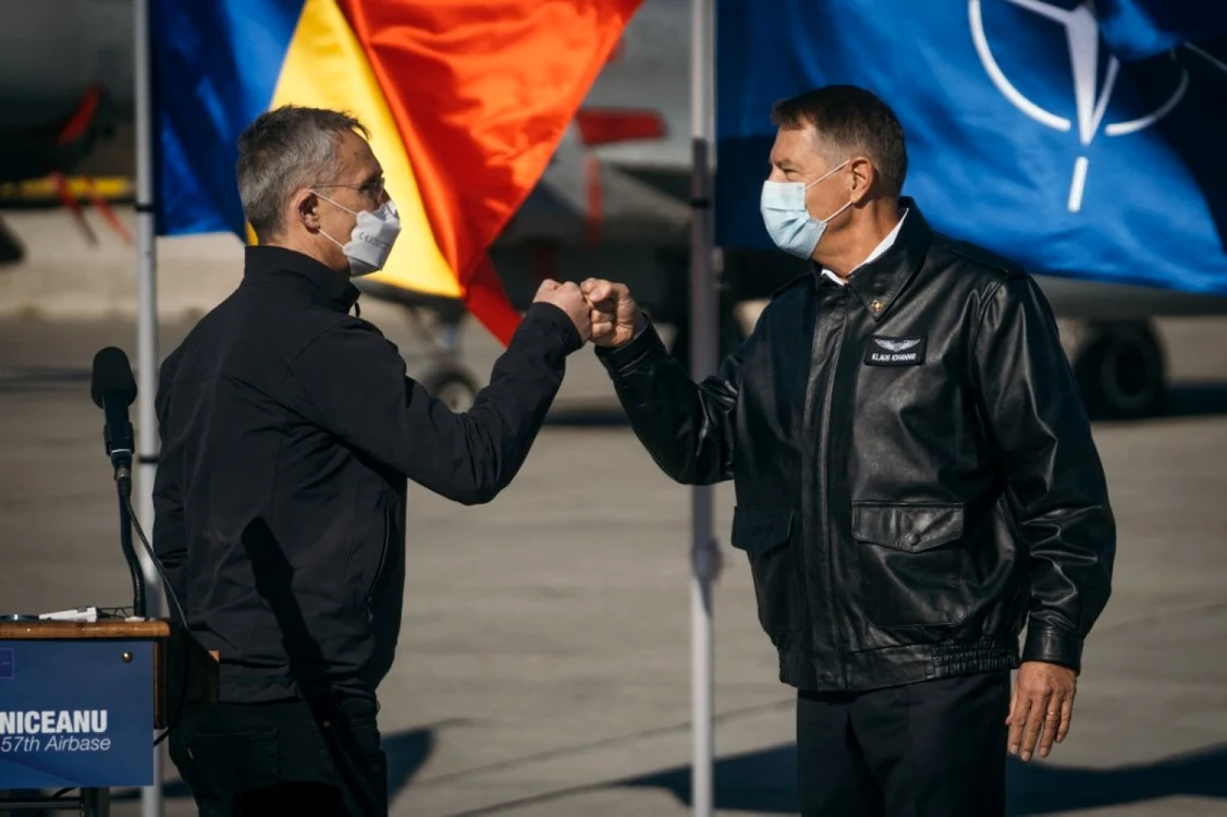 Jens Stoltenberg și Klaus Iohannis la Baza Mihail Kogălceanu SURSA Inquam Photos / Octav Ganea