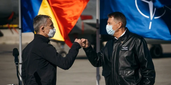 Klaus Iohannis si Jens Stoltenberg la baza aeriana Mihail Kogalniceanu in februarie 2022 FOTO AFP