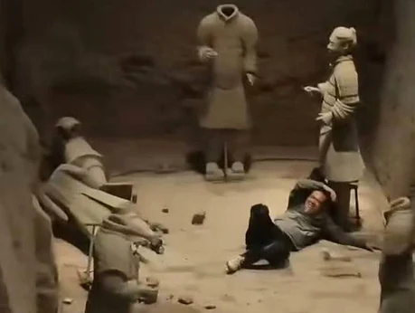 Bărbatul a sărit gardul de protecție FOTO Captură video