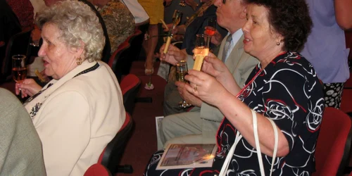 Bătrânii au sărbătorit nunta de aur la primarie