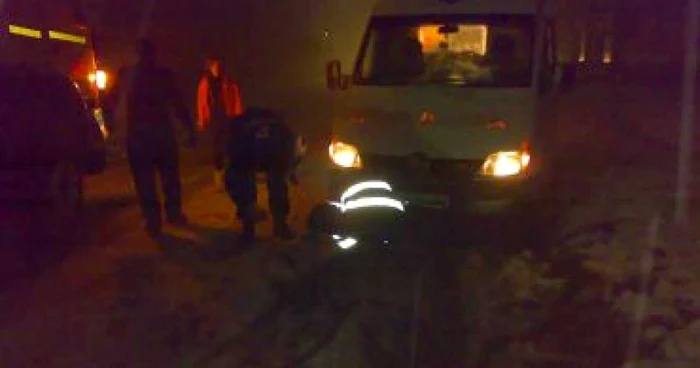 Traficul îngreunat din cauza zăpezii, a făcut ca echipajele ambulanţei să ajungă cu întârziere la bolnavi