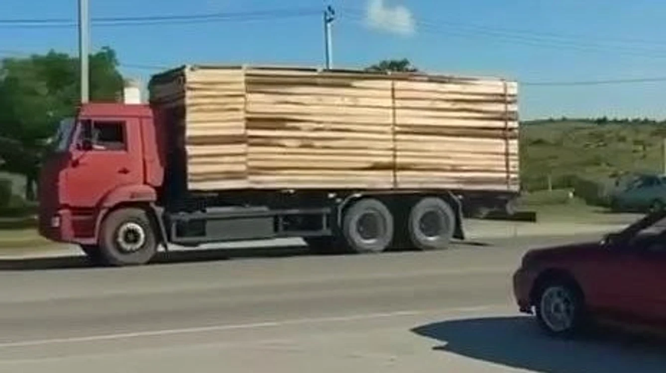 Camion camuflat pentru a păcăli dronele ucrainene/FOTO:X