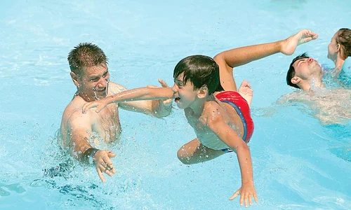 Copiii au făcut  tumbe în piscină jpeg