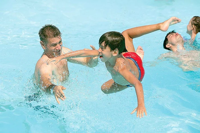 Copiii au făcut  tumbe în piscină