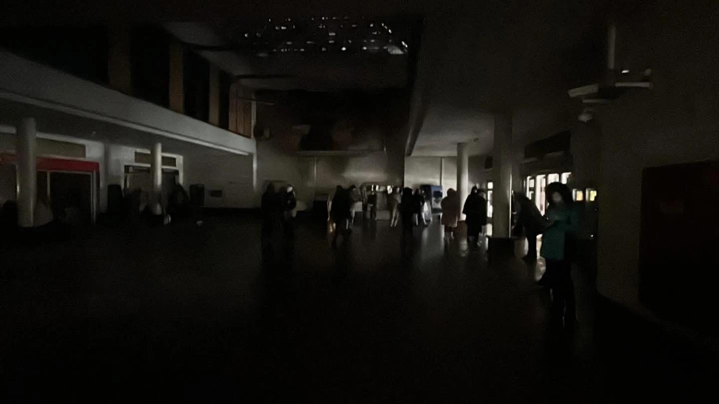 „Toți sunt în șoc”. Kievul, rămas fără curent, căldură și apă după ce o defecțiune a rețelei a provocat o pană masivă în Ucraina