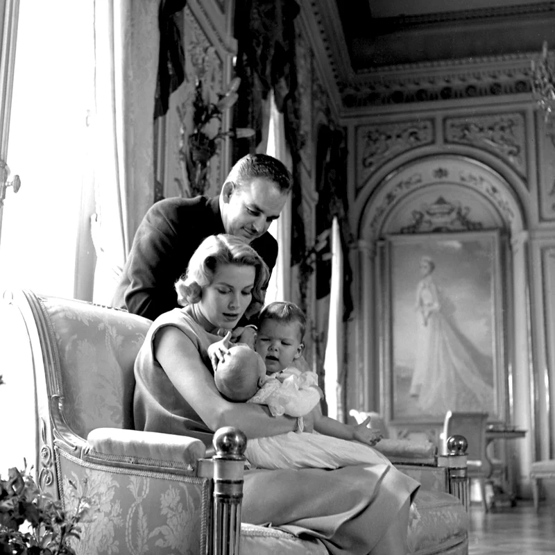 Prințul Rainier și Prințesa Grace Kelly cu Prințesa Caroline și Prințul Albert de Monaco. FOTO: Georges Lukomski, Palatul Princiar
