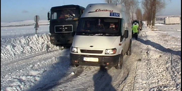 Prima zăpadă căzută în Neamț a dat deja de furcă șoferilor, foto: Arhivă Adevărul