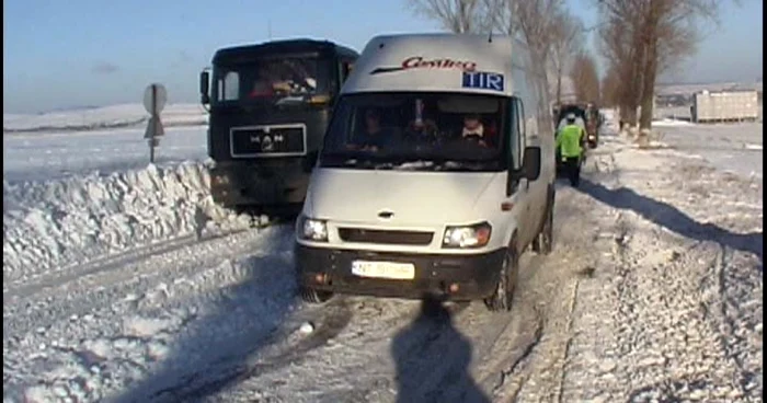 Prima zăpadă căzută în Neamț a dat deja de furcă șoferilor, foto: Arhivă Adevărul