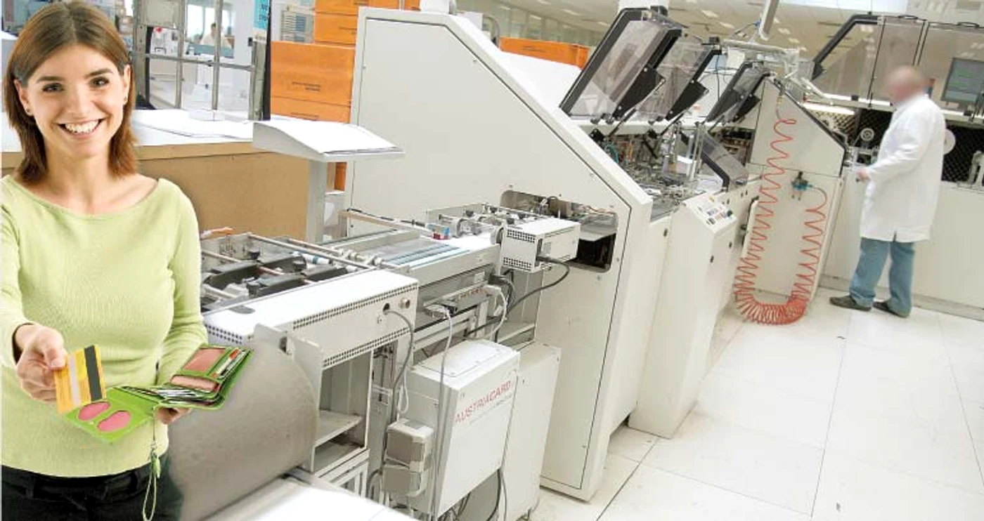 
    Pasul 1. Laminare. Mai multe straturi de  plastic sunt suprapuse  şi presate la cald  