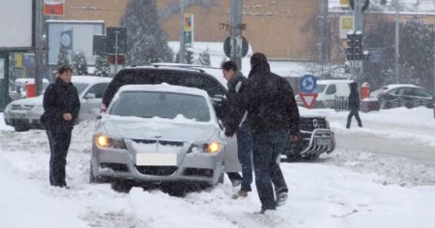Şoferii sunt sfătuiţi să nu plece la drum fără a-şi pregăti autoturismul pentru traficul în condiţii de iarnă