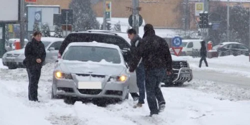 Şoferii sunt sfătuiţi să nu plece la drum fără a-şi pregăti autoturismul pentru traficul în condiţii de iarnă