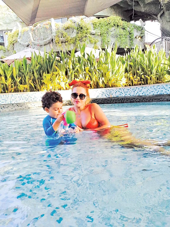 Oana Turcu e cochetă și în piscină