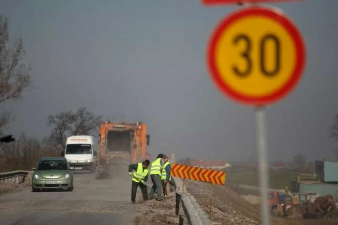 Muncitorii dau la lopată de zori pe podul de la Albina