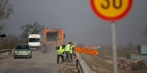 Muncitorii dau la lopată de zori pe podul de la Albina