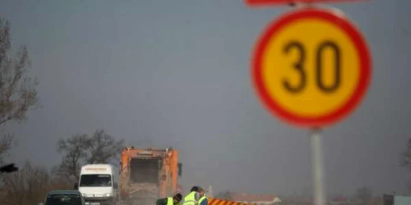 Muncitorii dau la lopată de zori pe podul de la Albina