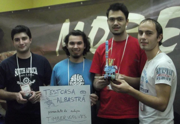 Echipa „Timber Wolves“ a câştigat competiţia cu robotul „Ţestoasa albastră“. 