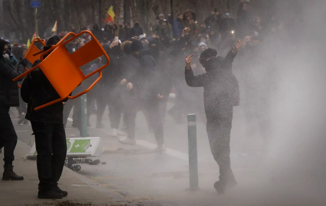 Mai multe clădiri din Bruxelles au fost distruse de protestatari. FOTO EPA-EFE
