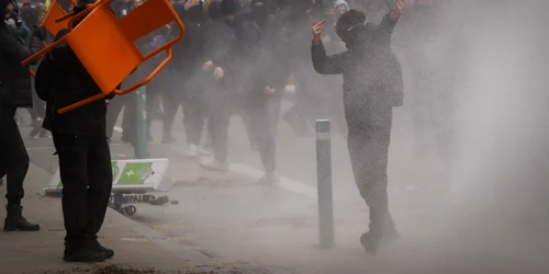 Mai multe clădiri din Bruxelles au fost distruse de protestatari. FOTO EPA-EFE