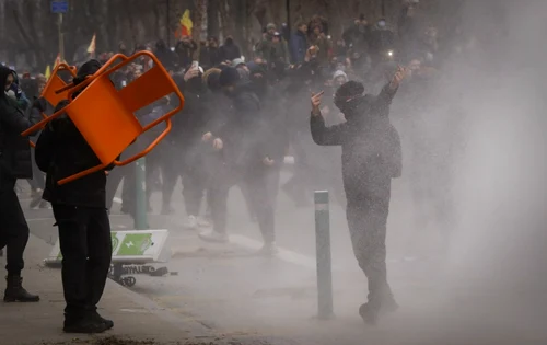 Mai multe clădiri din Bruxelles au fost distruse de protestatari. FOTO EPA-EFE