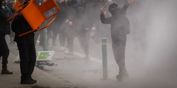 Mai multe clădiri din Bruxelles au fost distruse de protestatari. FOTO EPA-EFE