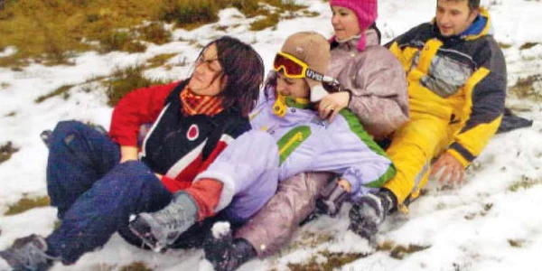 Cei mai inventivi au ales să alunece cu foliile de plastic pe puţinele petice de zăpadă rămase
