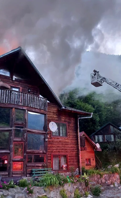 Cabana plină cu 50 de copii aflaţi în tabără de la Râu Sadului - Sibiu care a luat foc Foto ISU Sibiu