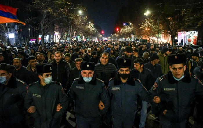 Suporteri ai premierului armean Nikol Paşinian reuniţi la Erevan FOTO EPA-EFE