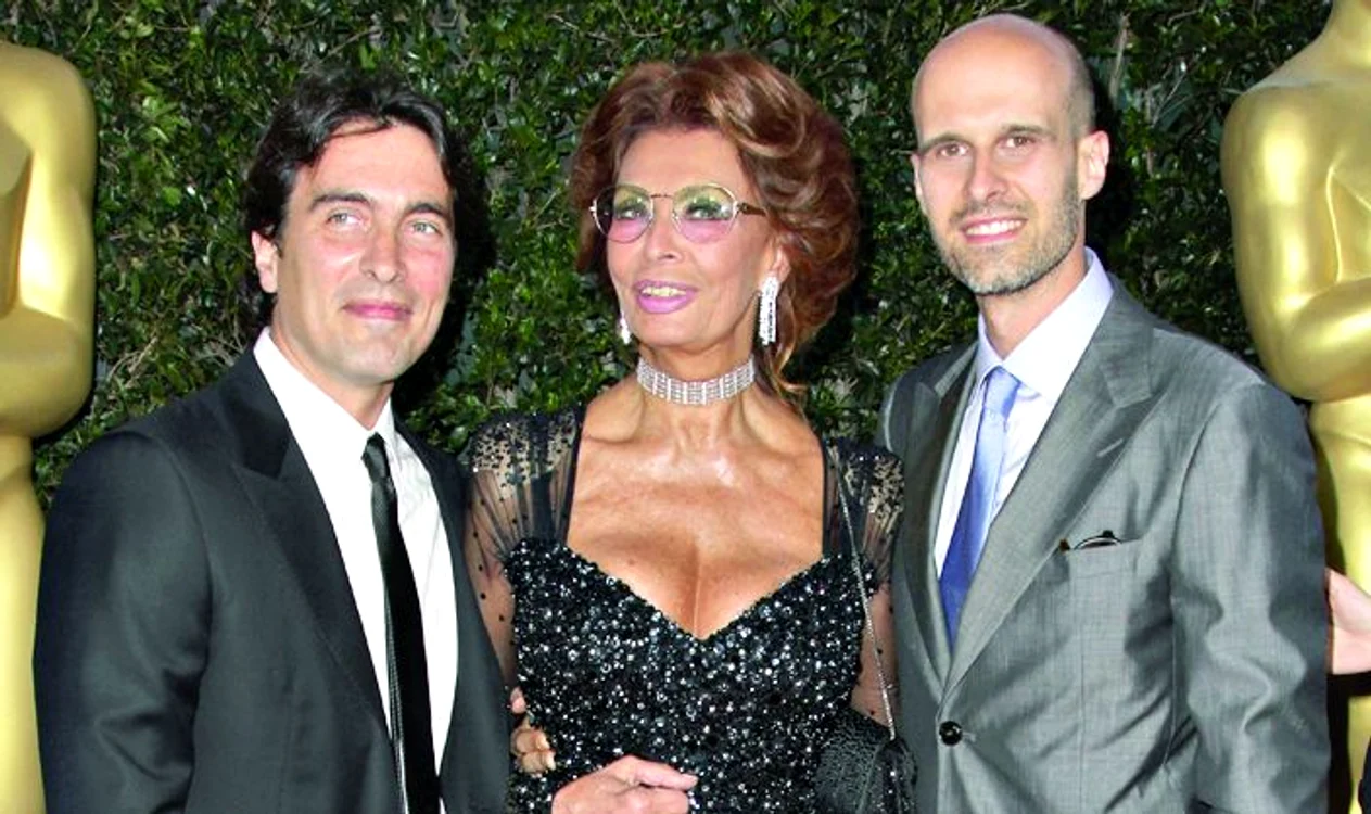 Actriţa împreună  cu cei doi fii, Carlo jr. (stânga) şi Edoardo  (dreapta)