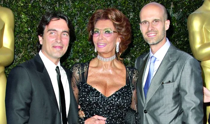 Actriţa împreună cu cei doi fii, Carlo jr. (stânga) şi Edoardo (dreapta)