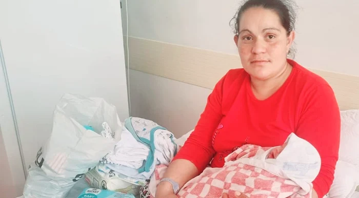 Corina, alături de cel mai nou membru al familiei FOTO Spitalul Roman
