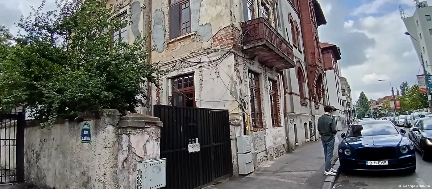 O clădire degradată din centrul Bucureștiului