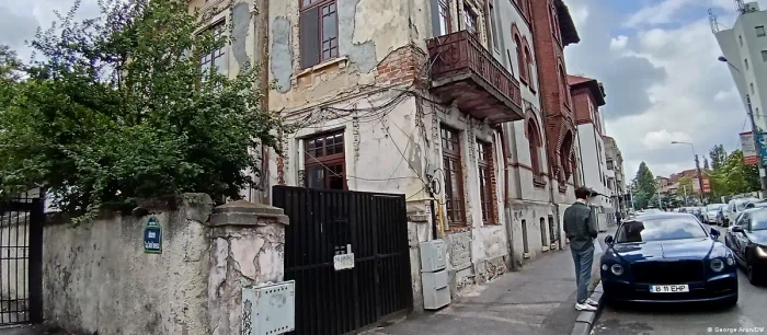 O clădire degradată din centrul Bucureștiului