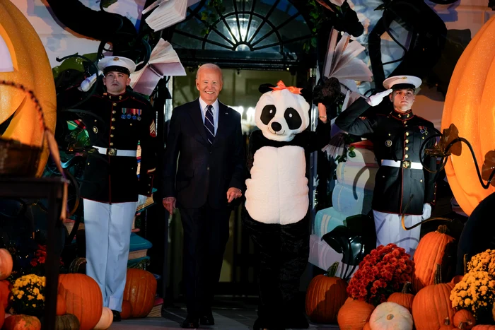 Joe Biden alături de Jill Biden, costumată într-un panda, de Halloween 2024