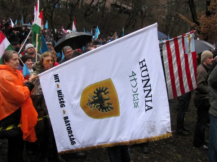 Maghiarii au afişat o sumedenie de simboluri ungureşti în cadrul manifestării de la Târgu-Mureş