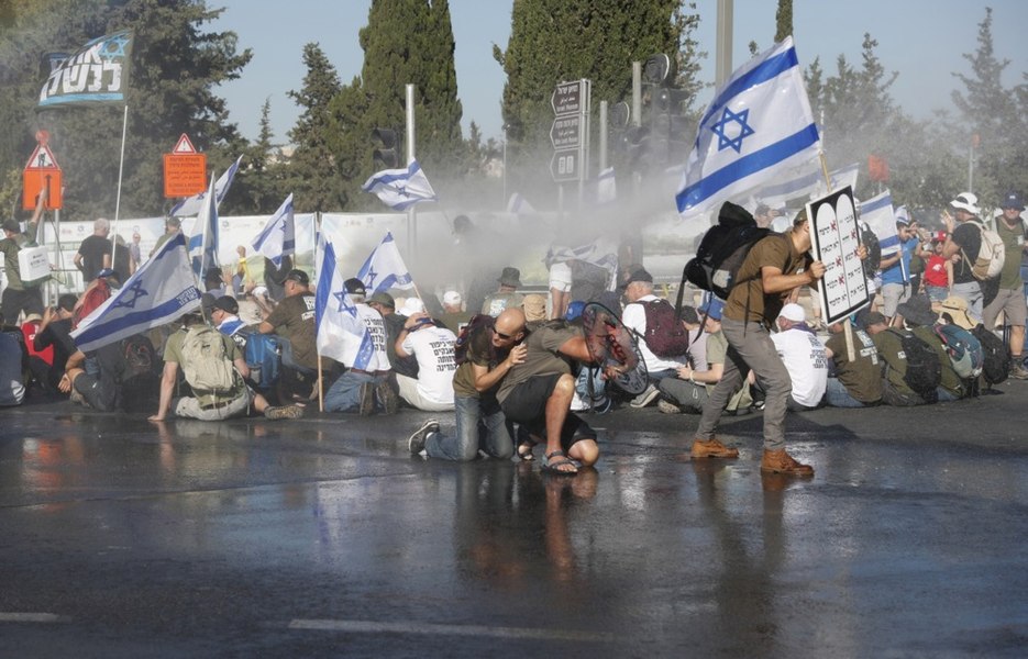 Protestarrii au format un zid uman în fața Knessetului. Parlamentarii israelieni dezbat o legislație cheie în cadrul reformei judiciare