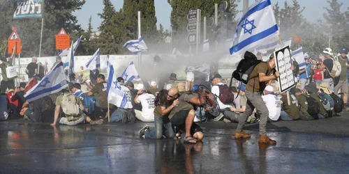 Poliția israeliană călare încearcă să împrăștie protestatarii cu tunuri de apă EPA-EFE